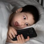 Deca-i-telefoni-petogodisnji-decak-koristi-telefon-pred-spavanje